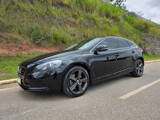 VOLVO V40 2.0 T4 MOMENTUM GASOLINA 4P AUTOMÁTICO